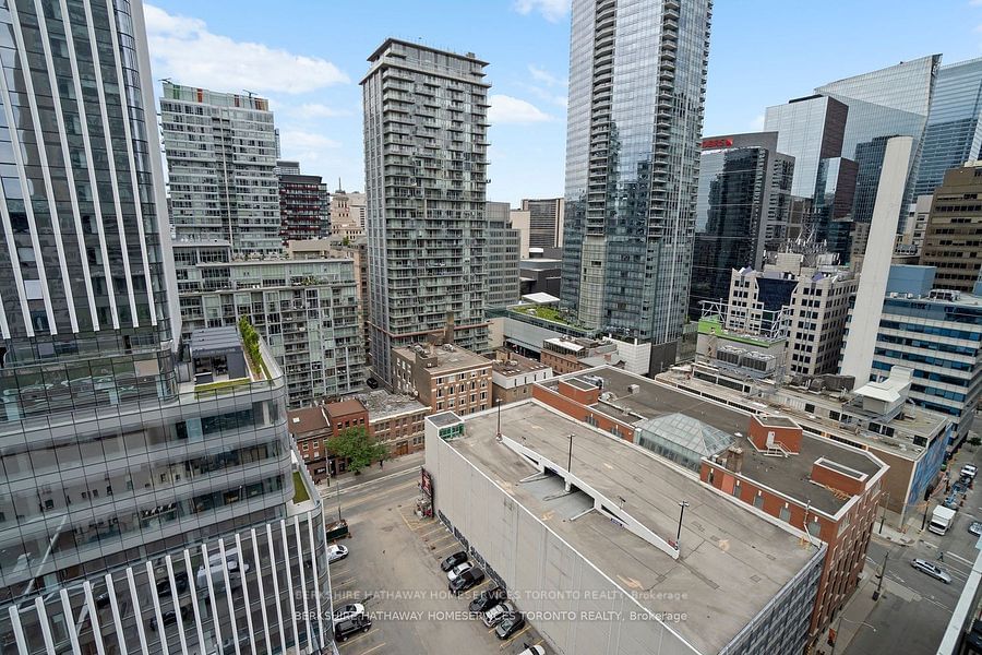 224 King St W, unit 1702 for sale