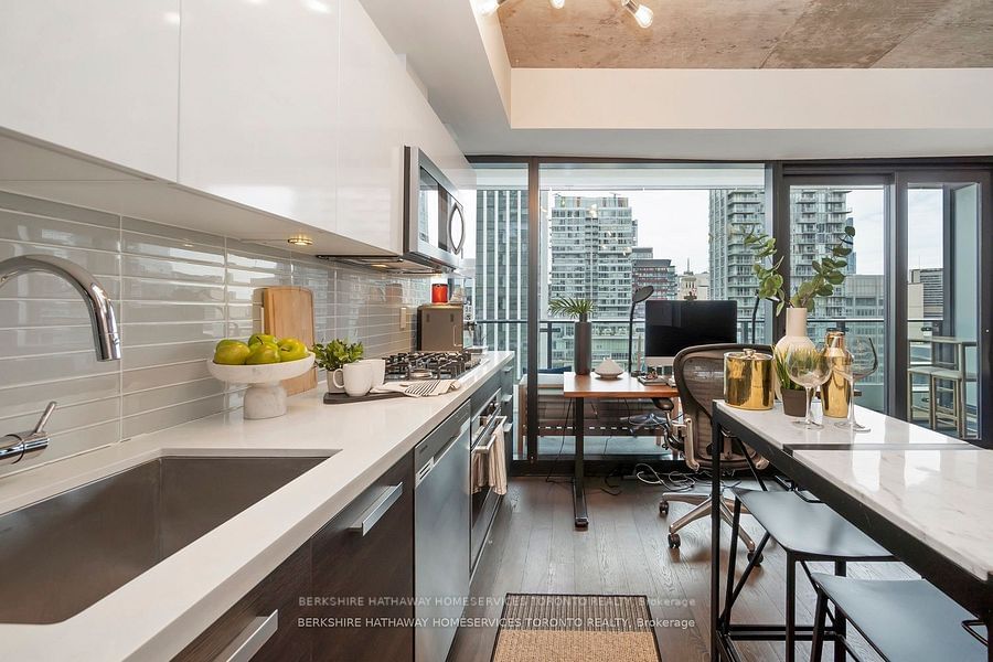 224 King St W, unit 1702 for sale