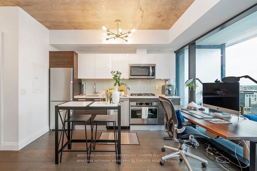 224 King St W, unit 1702 for sale - image #8