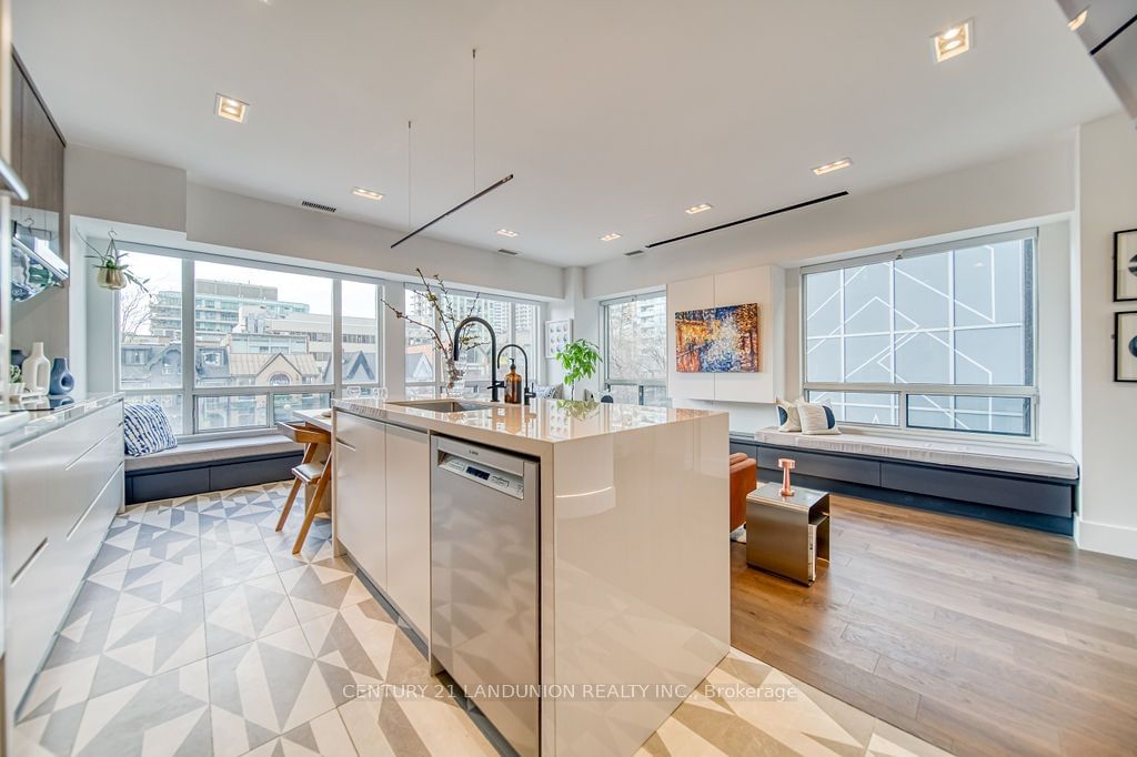 102 Bloor St W, unit 203 for sale