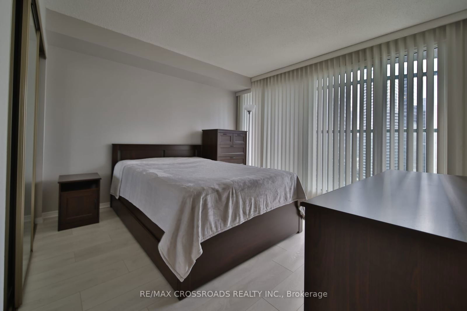 77 Harbour Sq, unit 2401 for rent - image #11