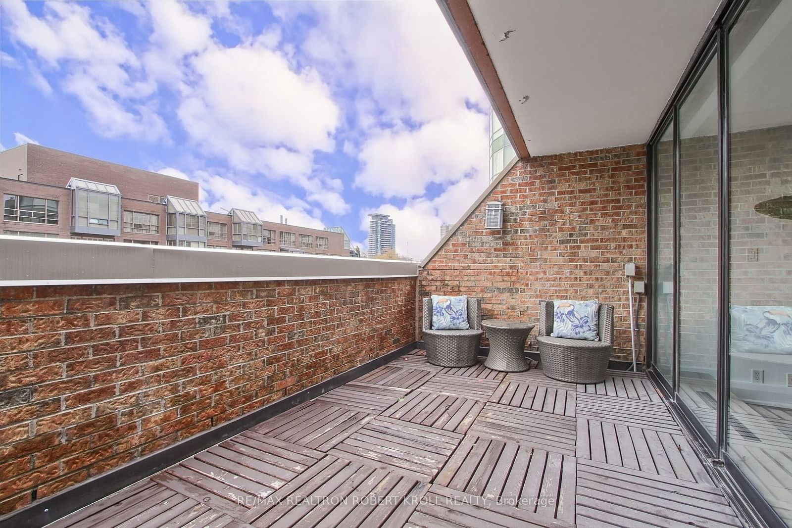 55A Avenue Rd, unit 406 for sale