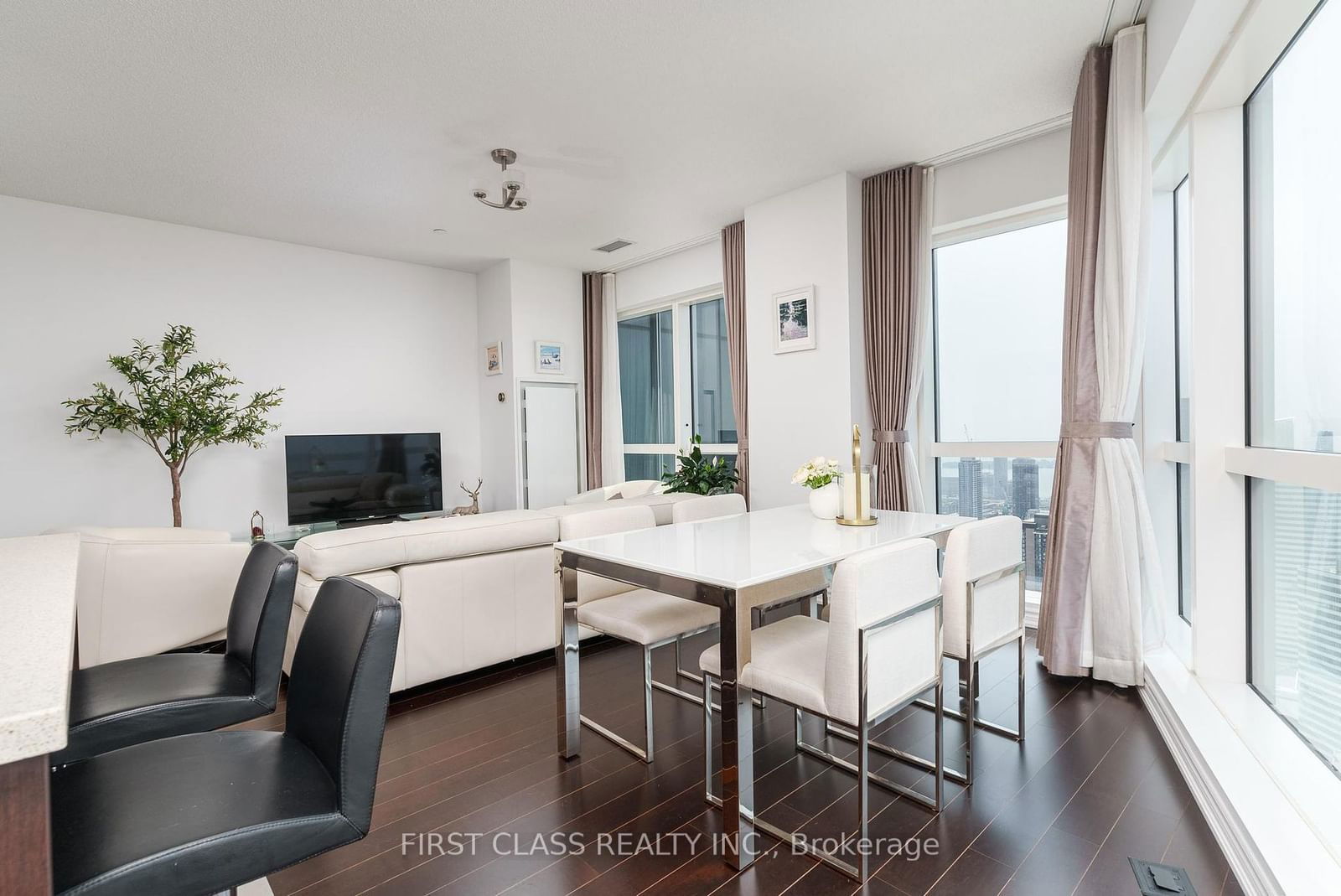 386 Yonge St, unit 5610 for rent - image #4