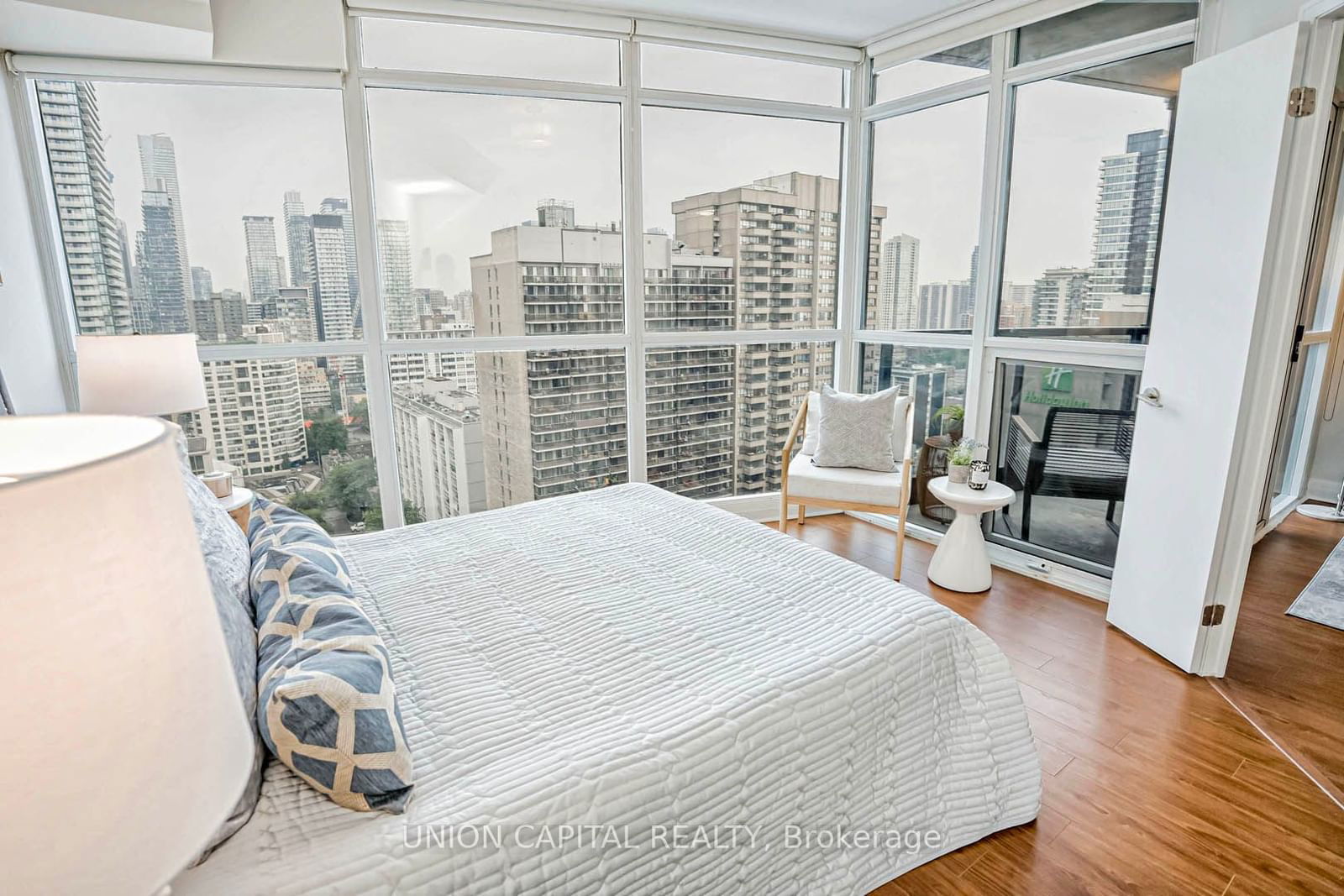 21 Carlton St, unit 2504 for sale - image #17