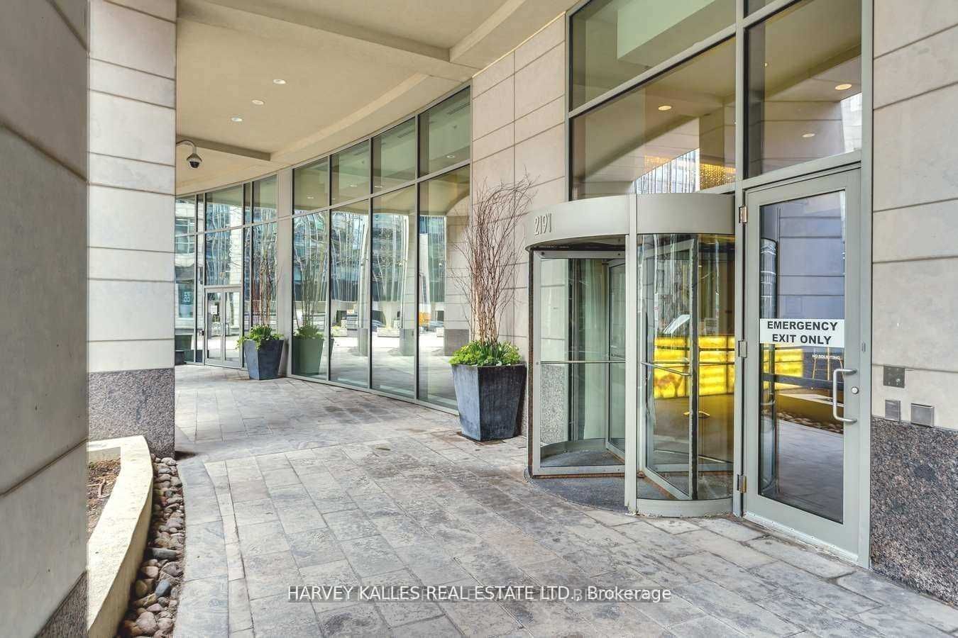 2191 Yonge St, unit 902 for rent