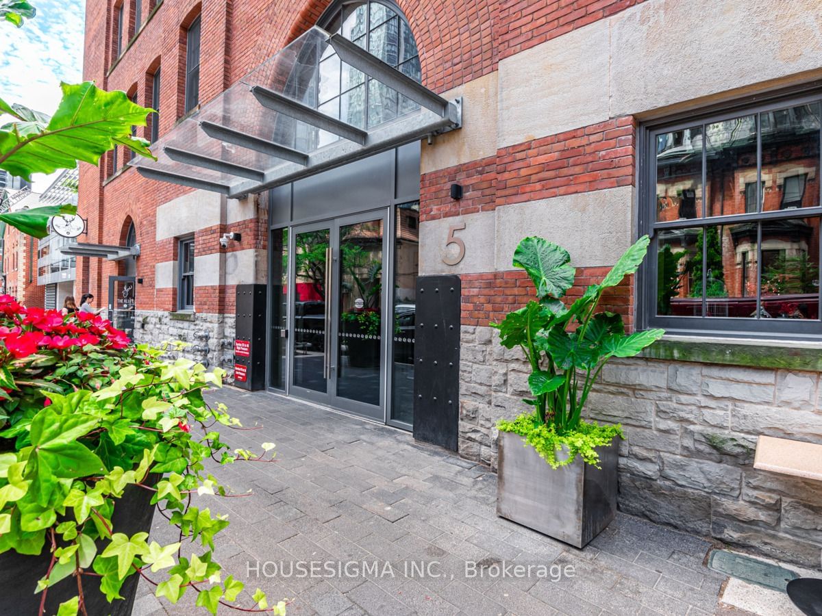 5 St Joseph St W, unit 413 for sale - image #1