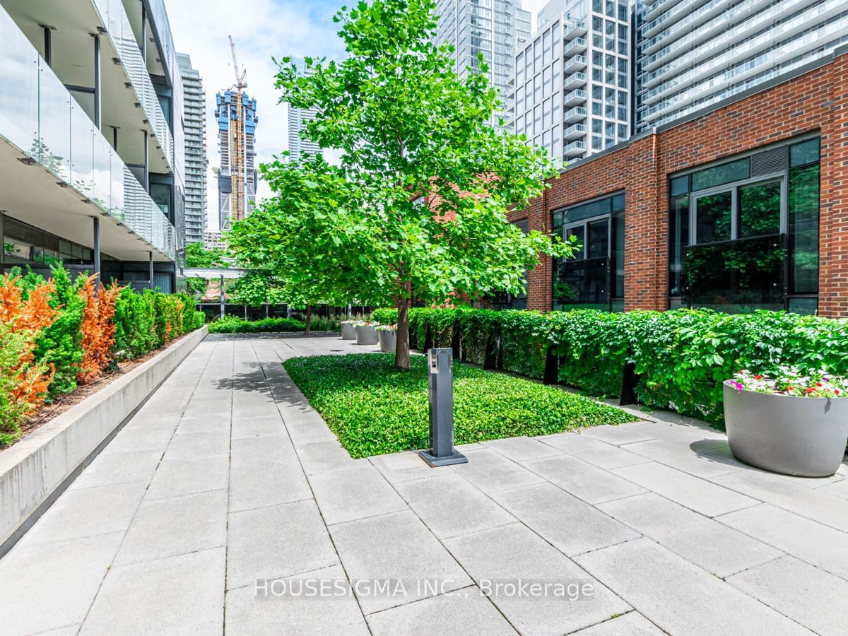 5 St Joseph St W, unit 413 for sale