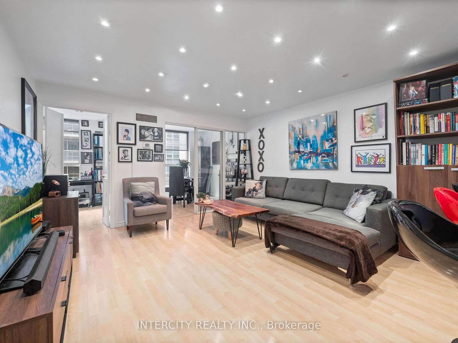 717 Bay St, unit 509 for sale - image #20