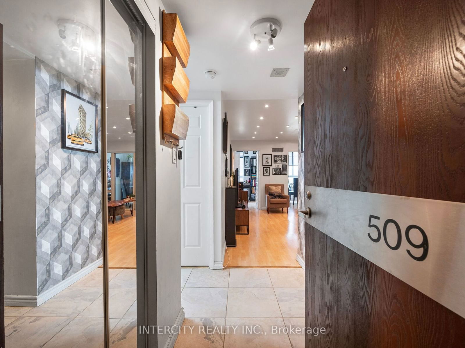 717 Bay St, unit 509 for sale - image #5