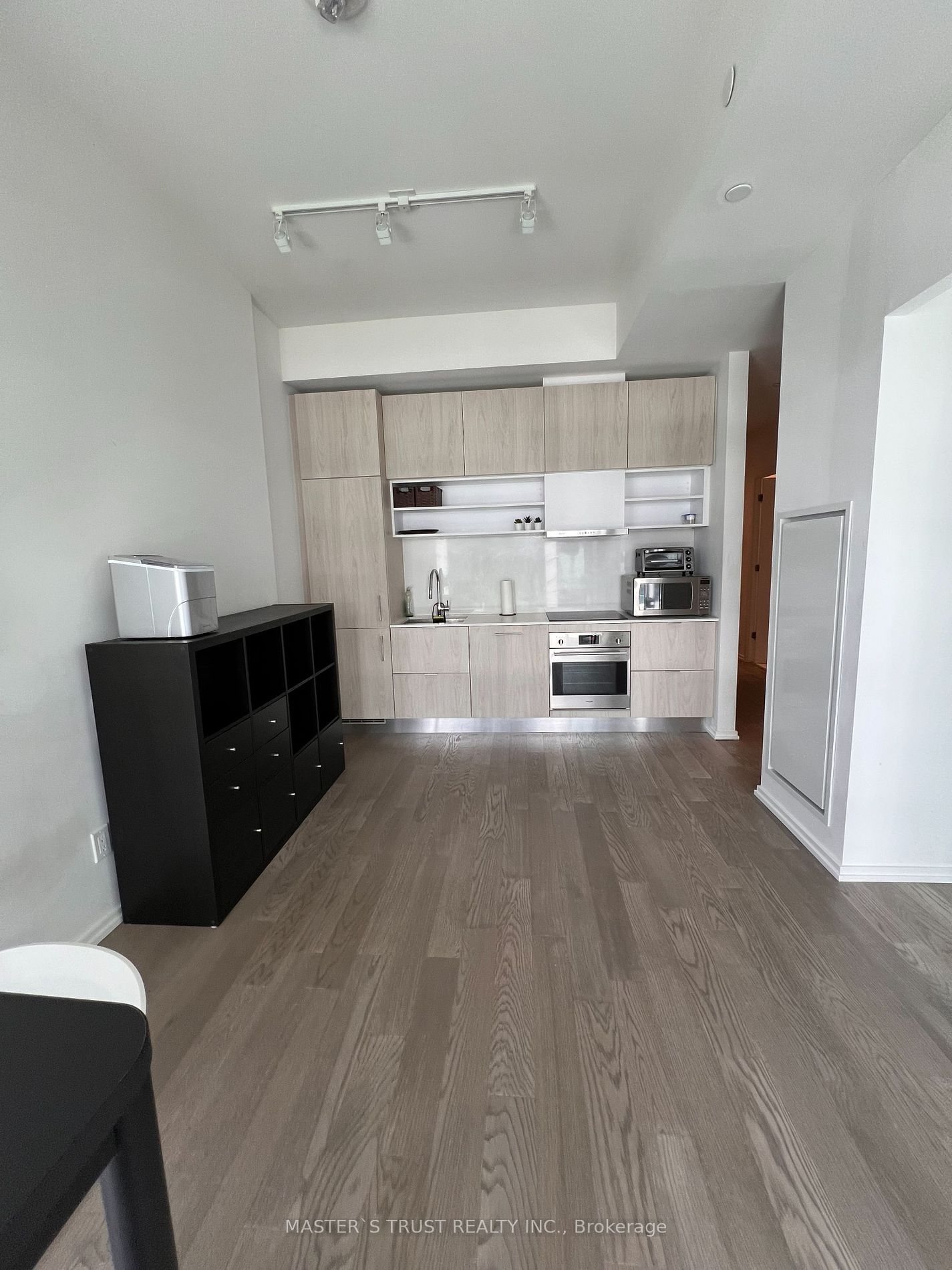 8 Hillsdale Ave E, unit 943 for rent