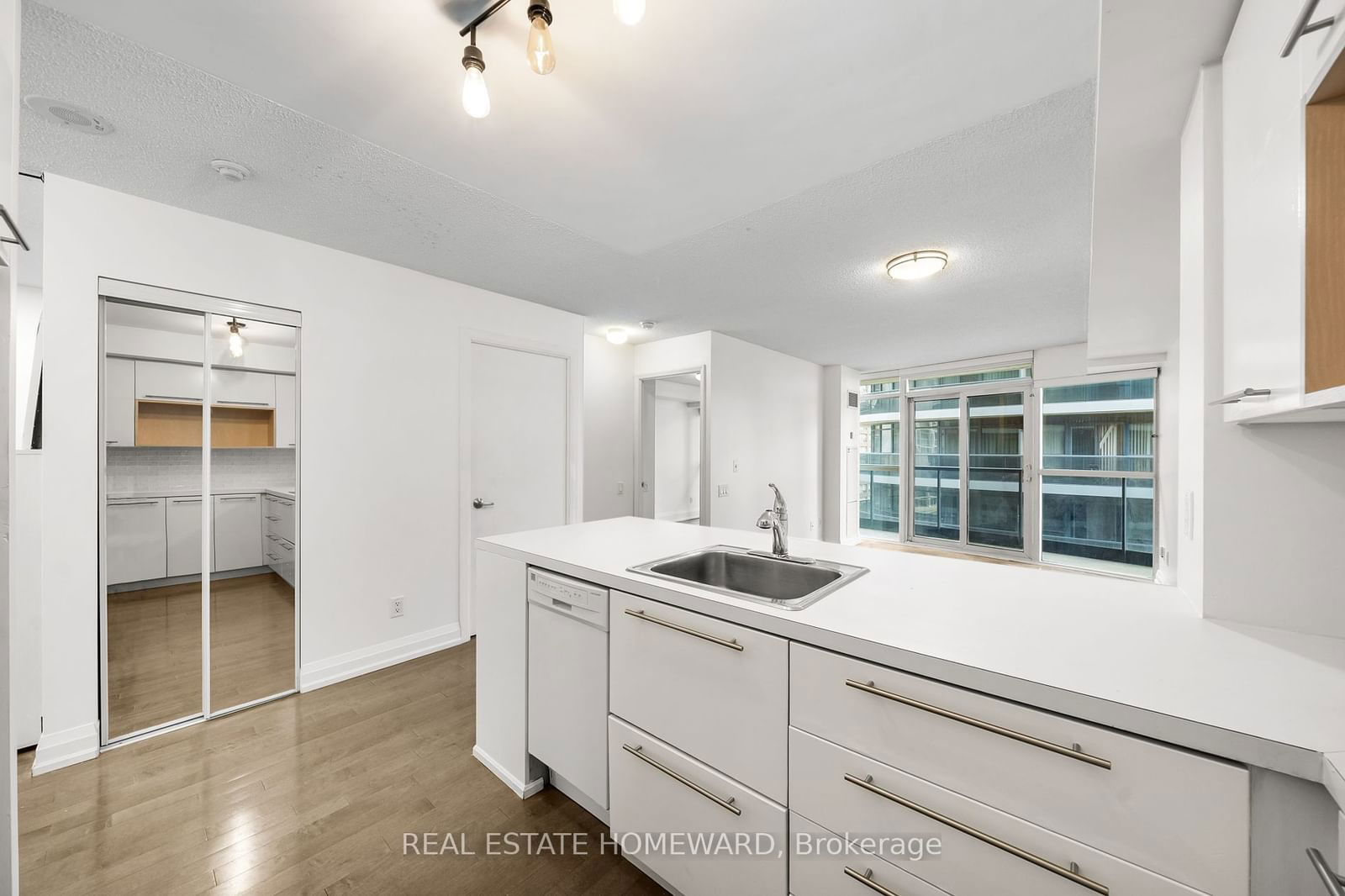 21 Carlton St, unit 1006 for rent - image #8