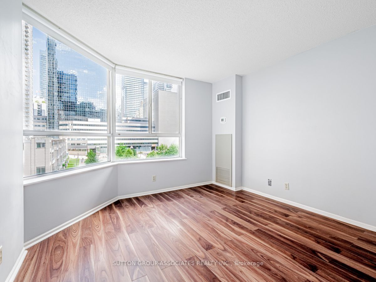 44 Gerrard St W, unit 604 for sale