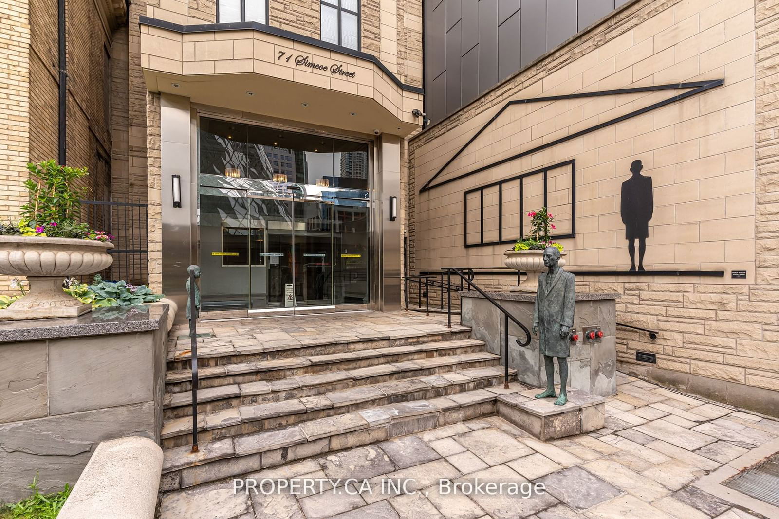 71 Simcoe St, unit 904 for sale - image #2