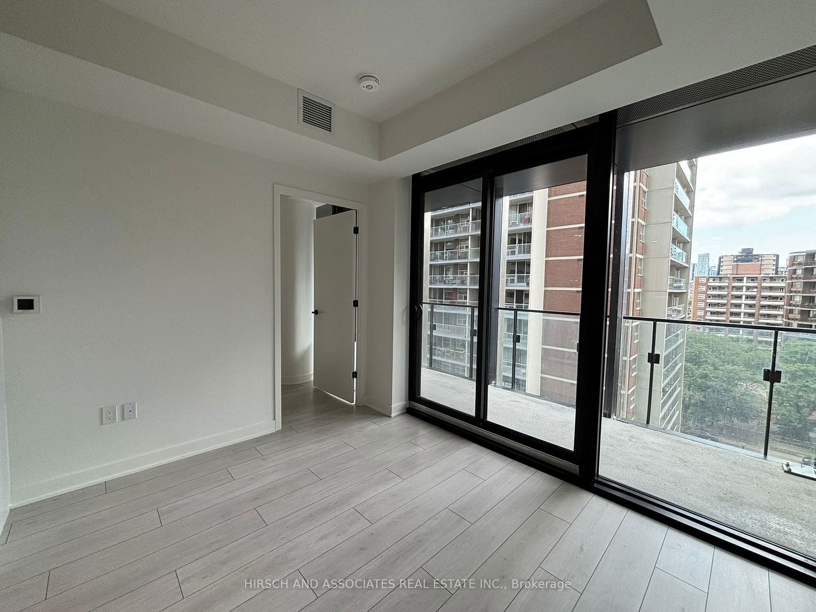 55 Charles St E, unit 804 for rent