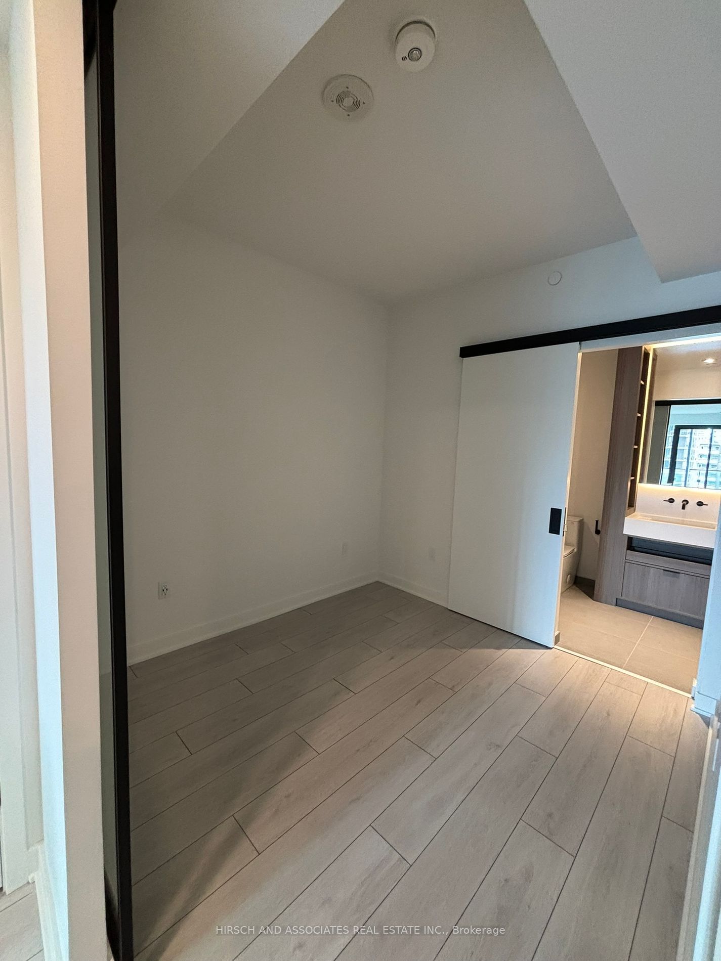 55 Charles St E, unit 804 for rent