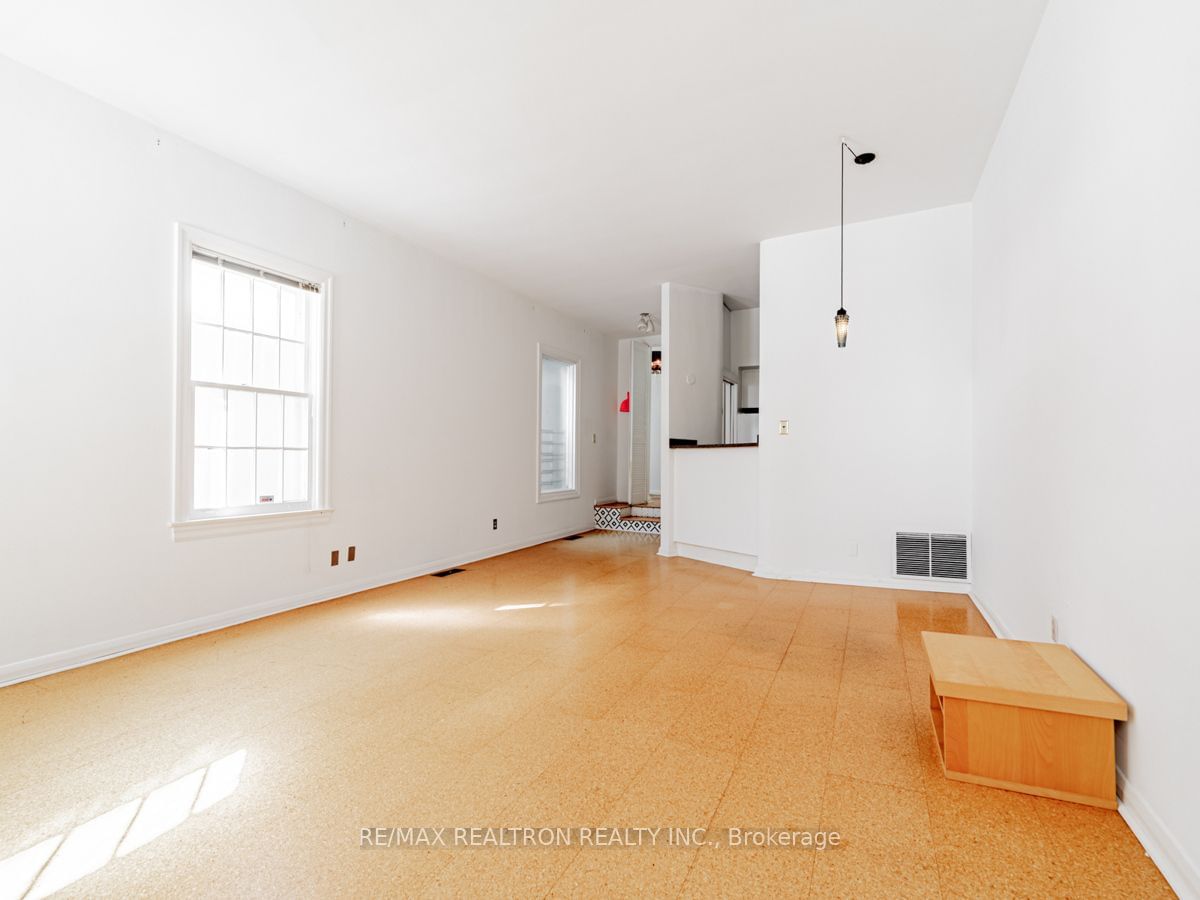 6 Clarence Sq, unit 2nd-floorr for rent - image #7