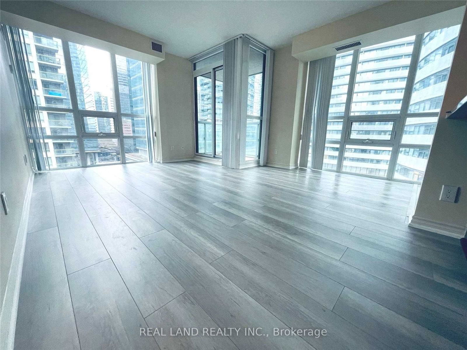 19 Grand Trunk Cres, unit 1006 for rent - image #5