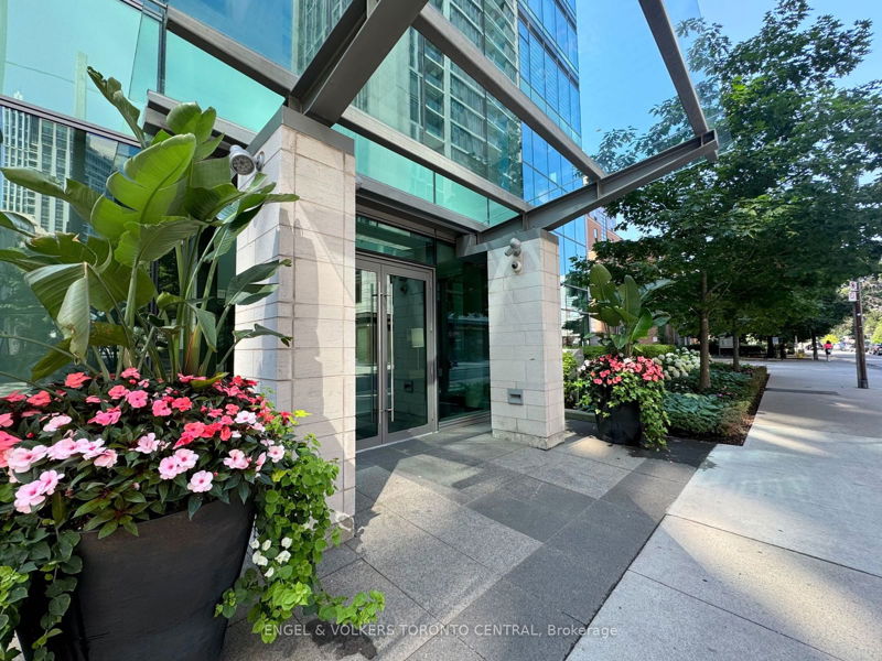 77 Charles St W, unit 802 for sale - image #1
