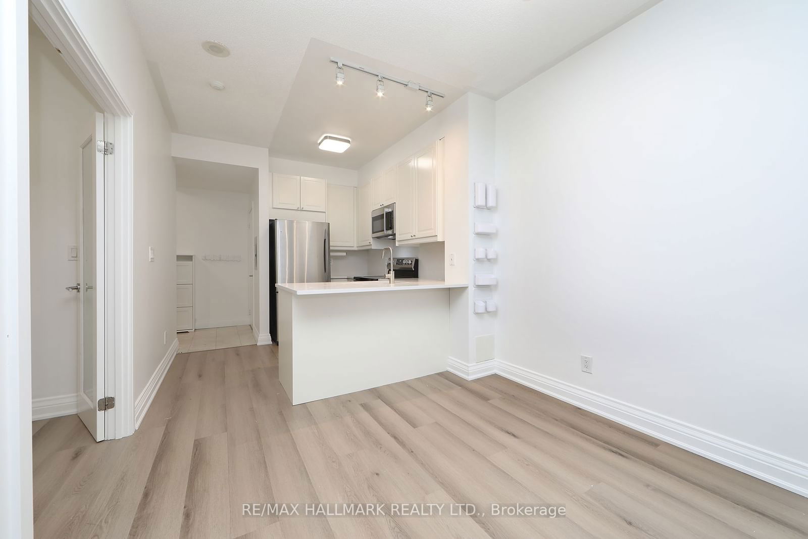 18 Yorkville Ave, unit 214 for rent