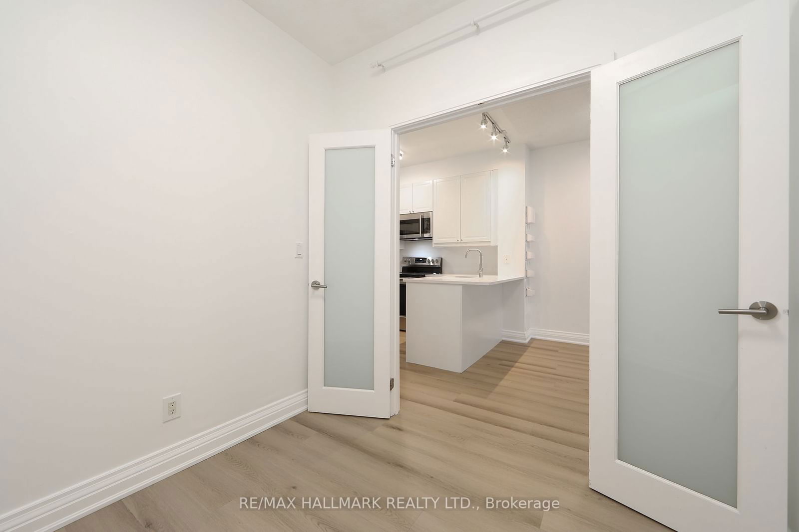 18 Yorkville Ave, unit 214 for rent