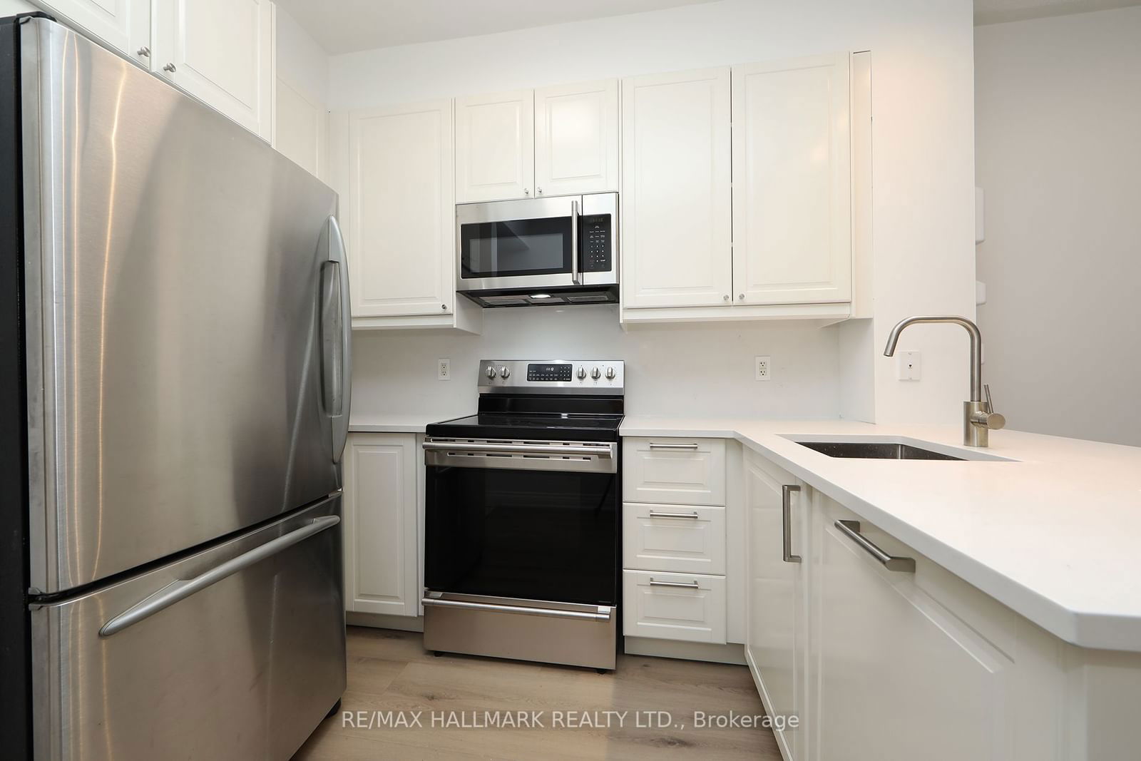 18 Yorkville Ave, unit 214 for rent