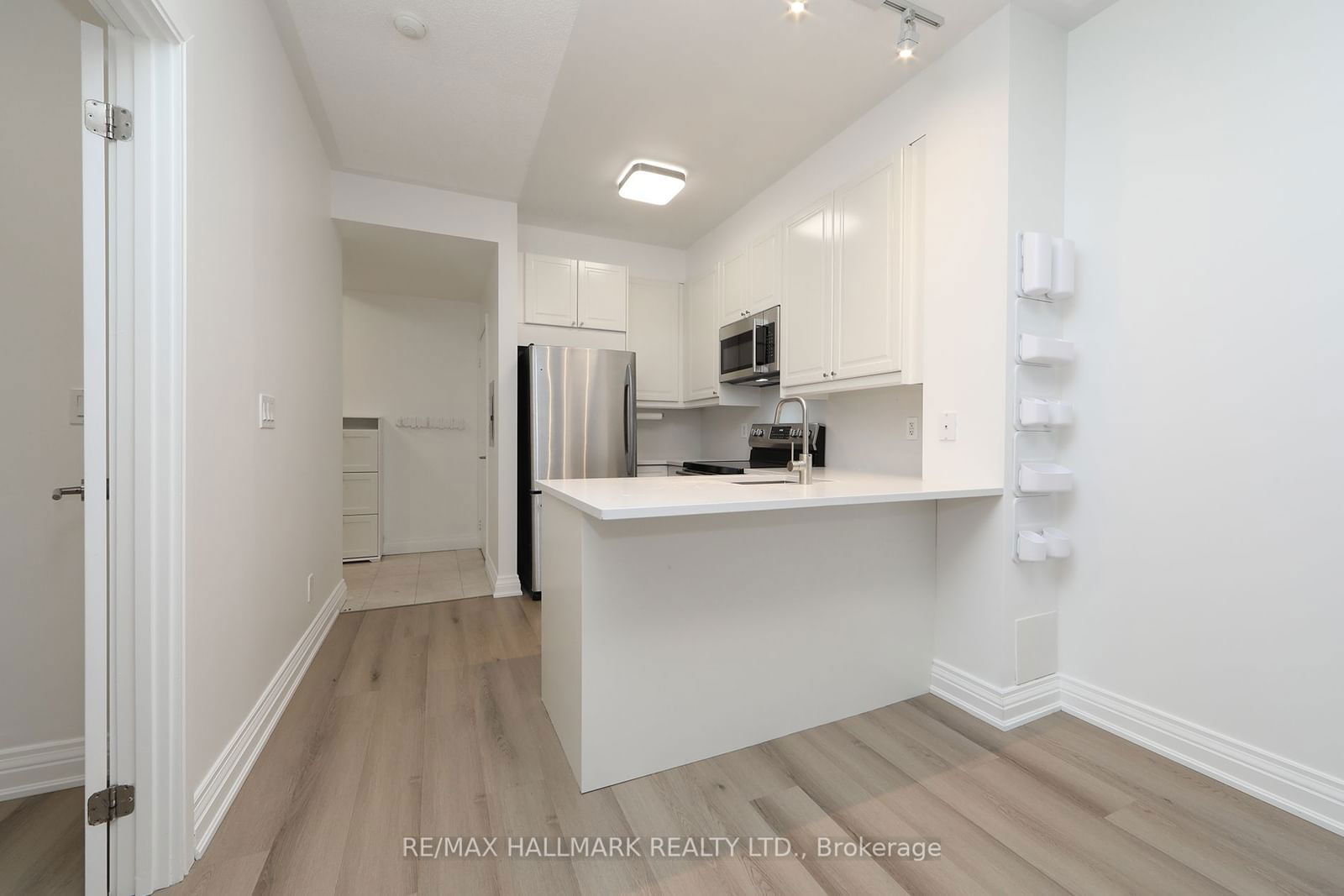 18 Yorkville Ave, unit 214 for rent