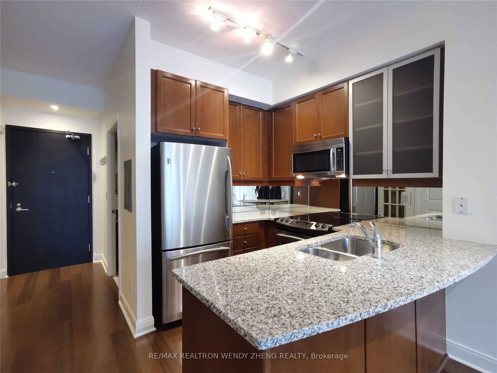 21 Scollard St, unit 411 for rent