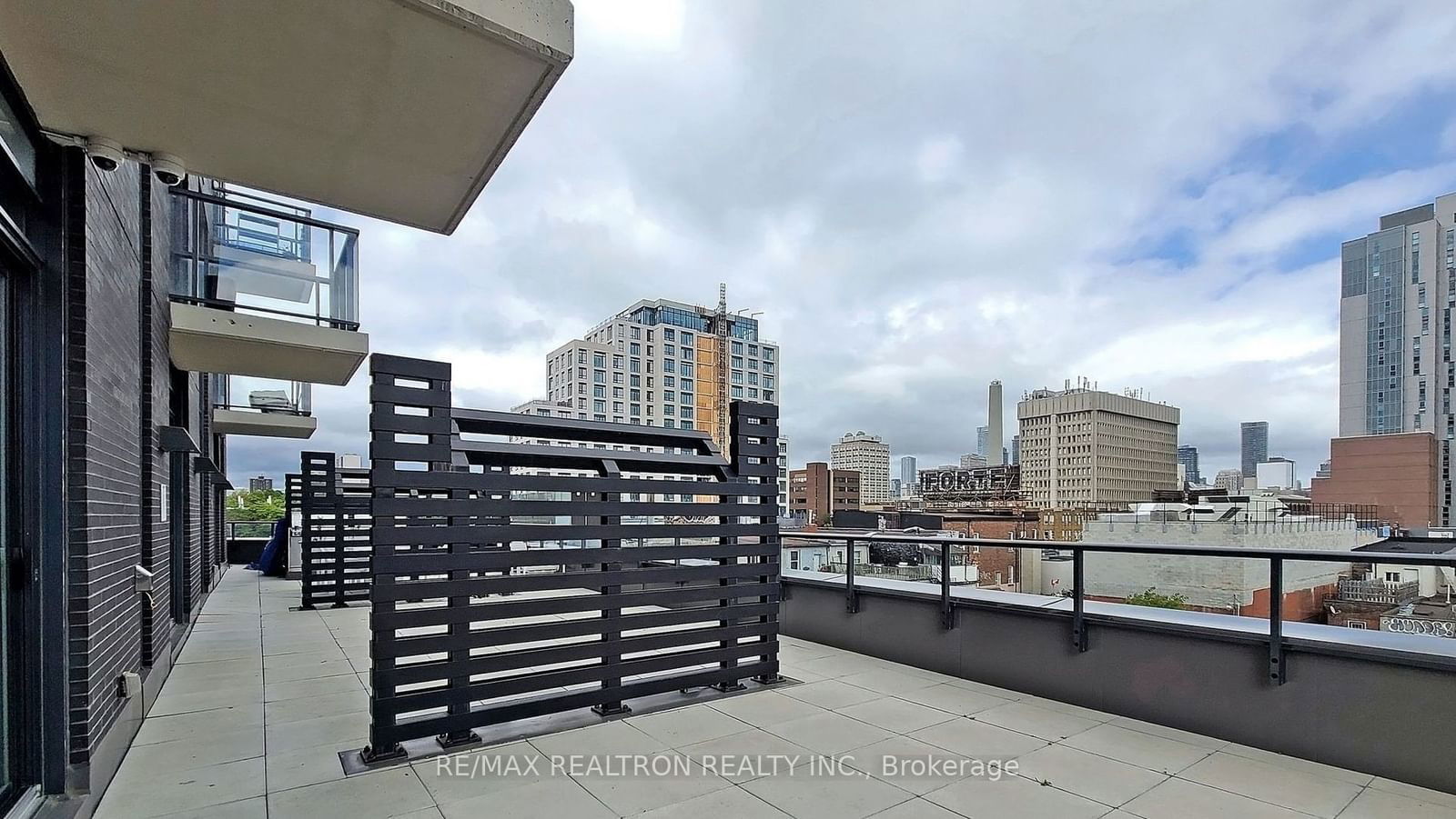 297 College St, unit 917 for rent - image #32