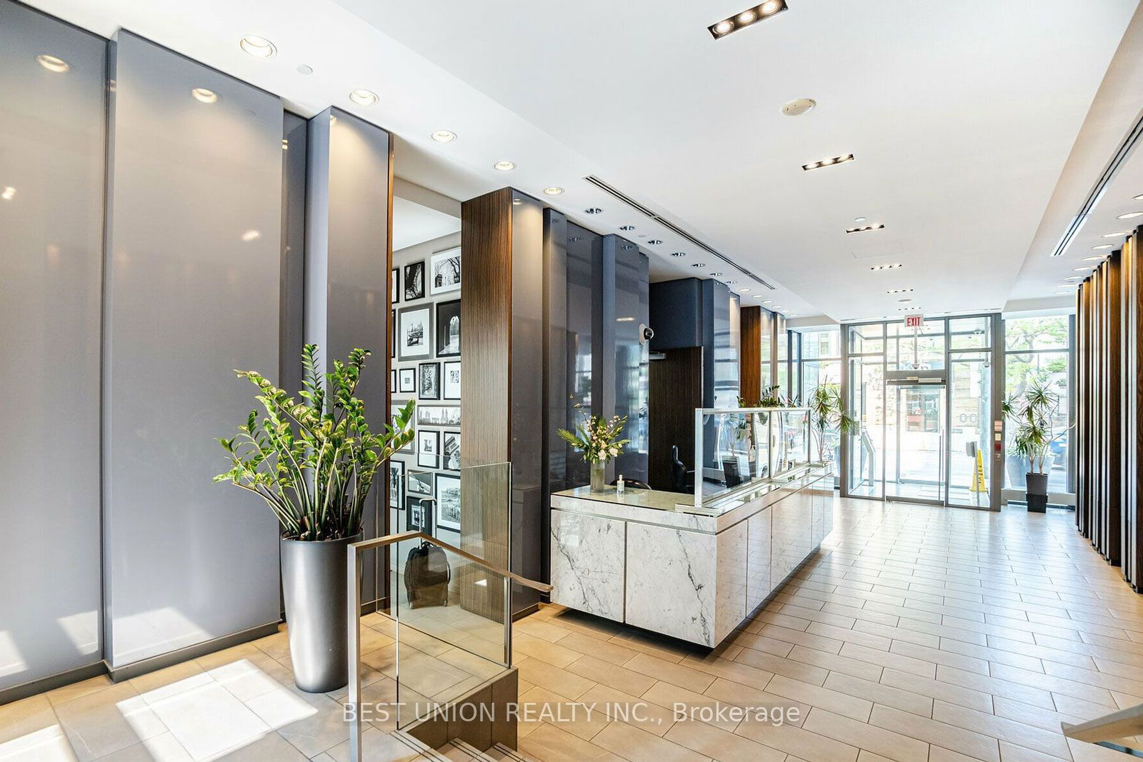 33 lombard St, unit 3703 for sale