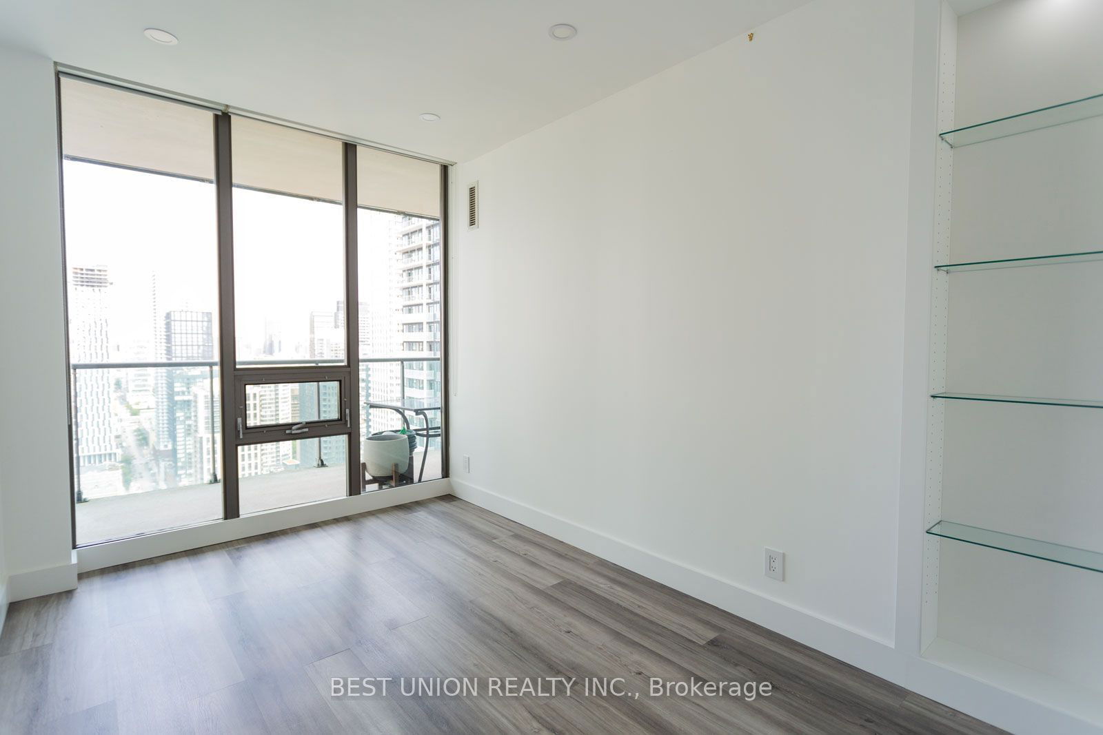 33 lombard St, unit 3703 for sale