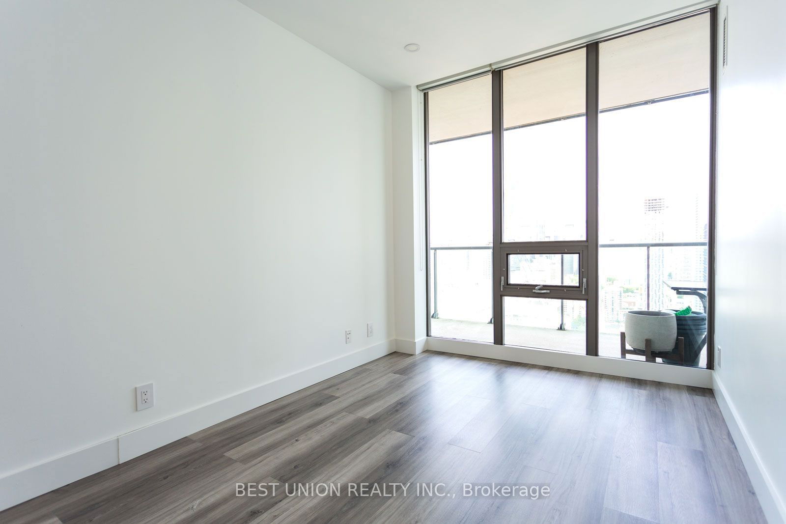 33 Lombard St, unit 3703 for rent