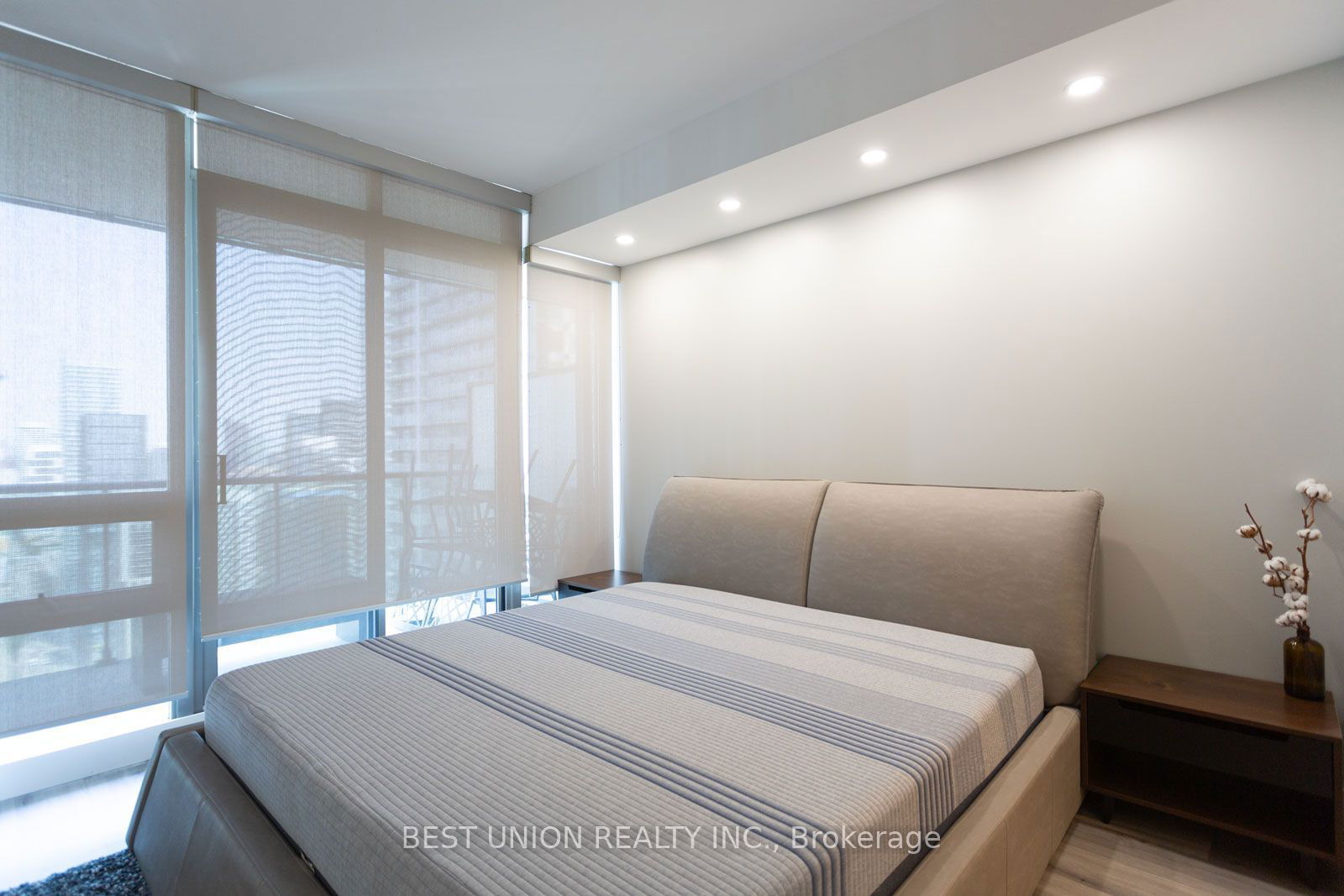 33 Lombard St, unit 3703 for rent