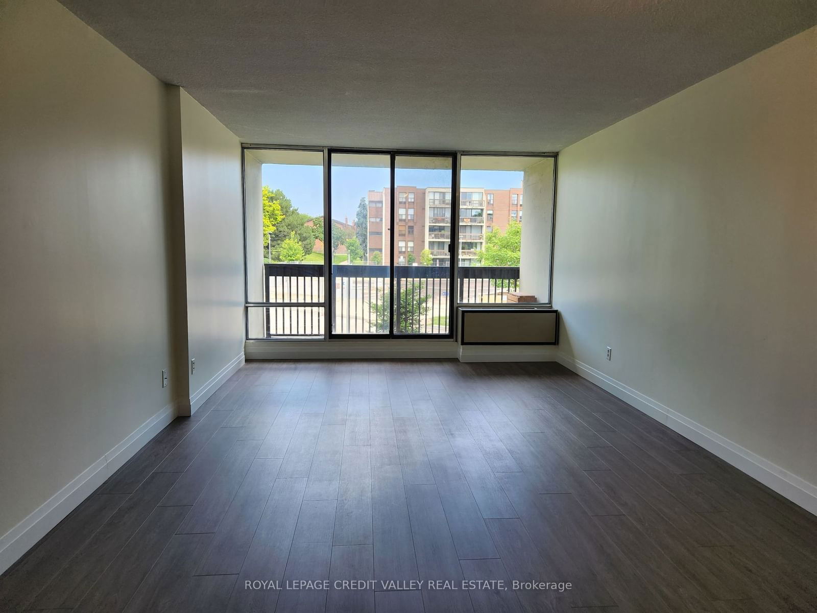 20 Fashion Roseway, unit 218 for rent