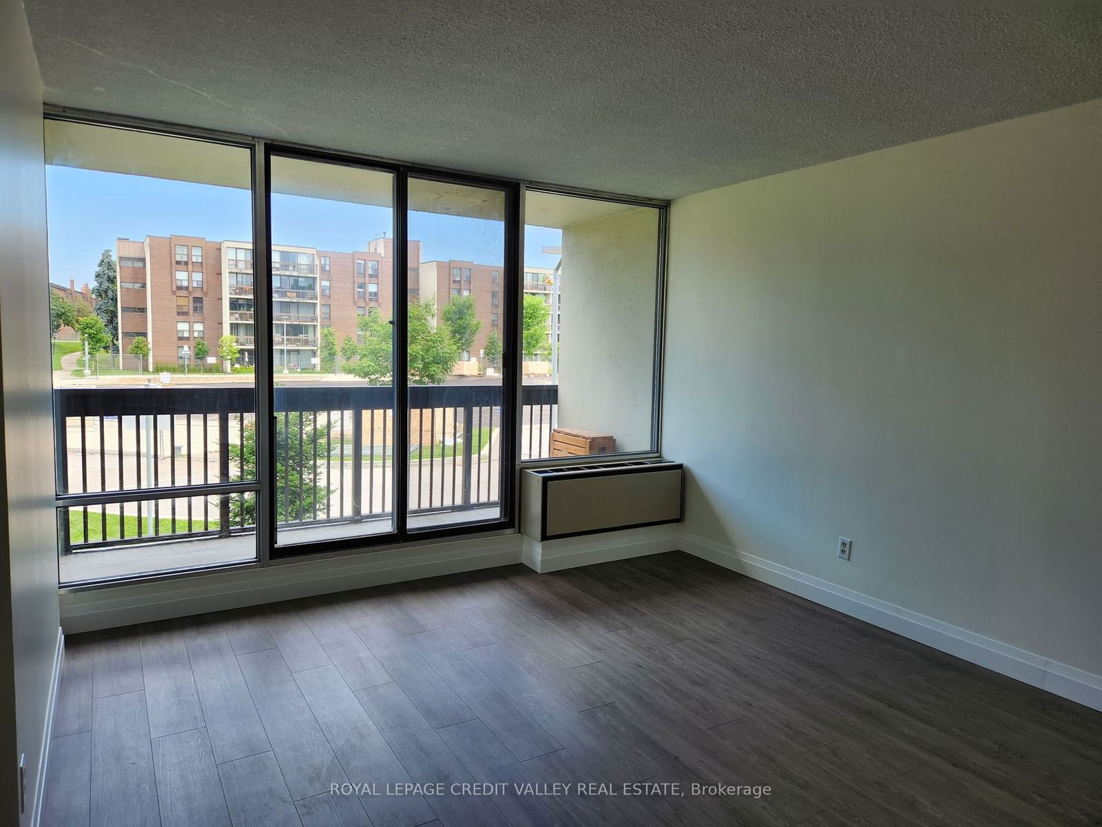 20 Fashion Roseway, unit 218 for rent