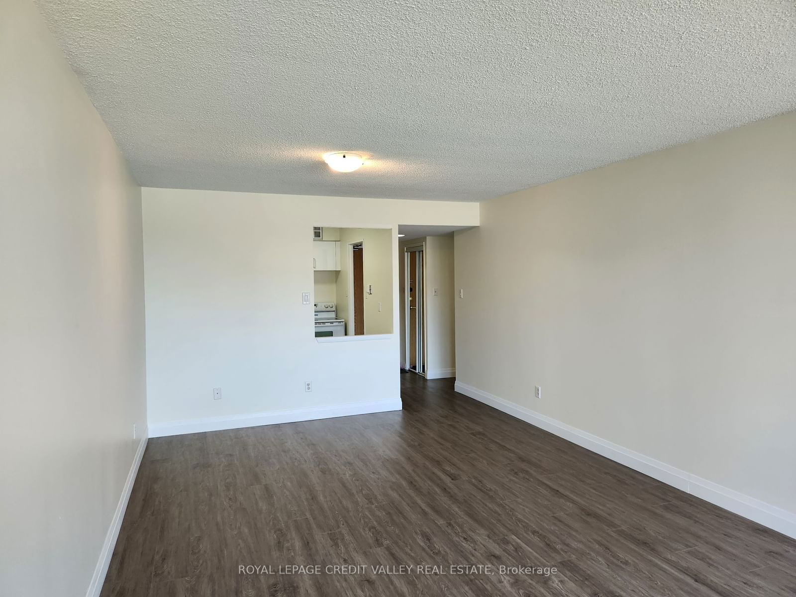 20 Fashion Roseway, unit 218 for rent