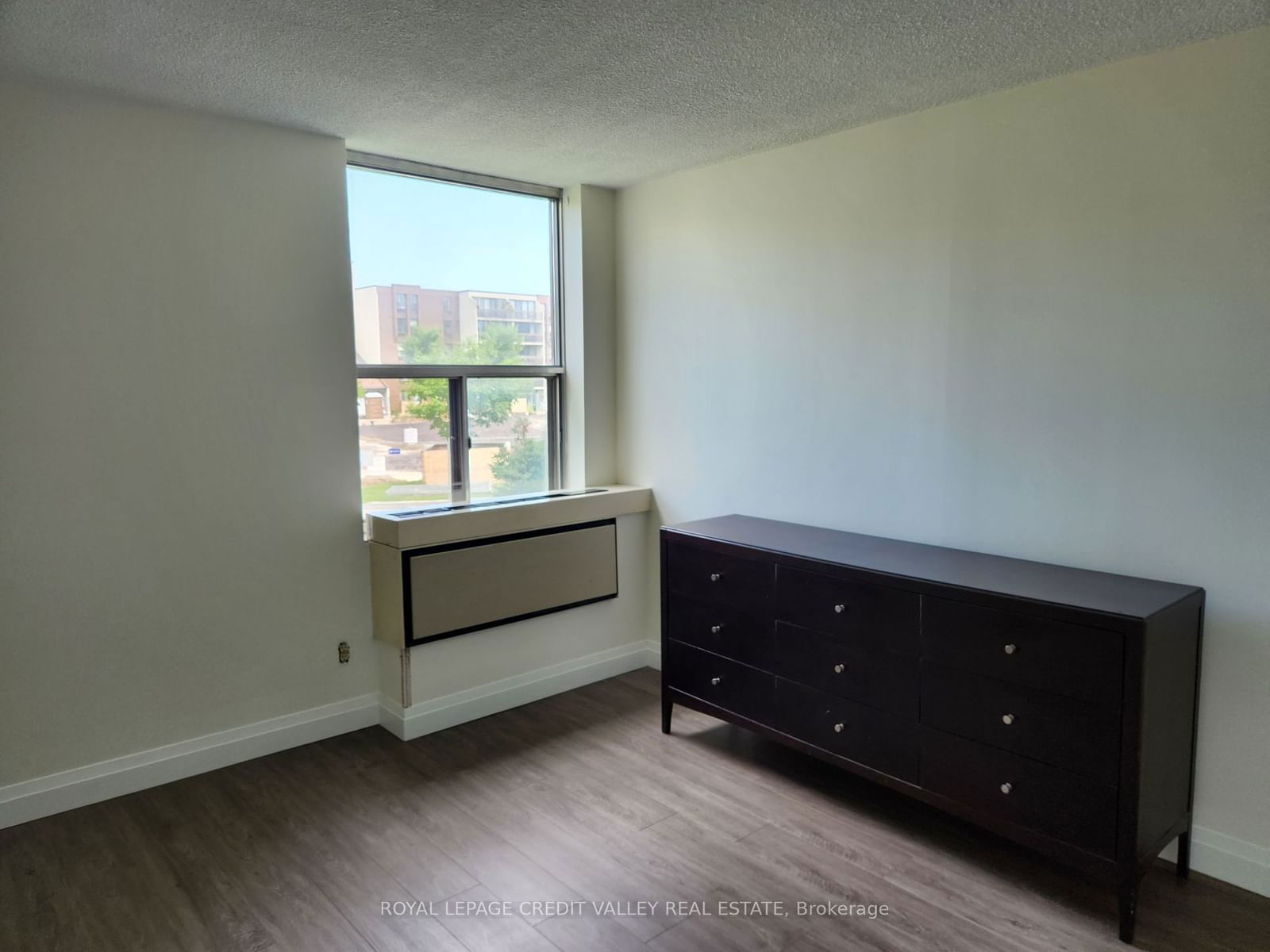 20 Fashion Roseway, unit 218 for rent