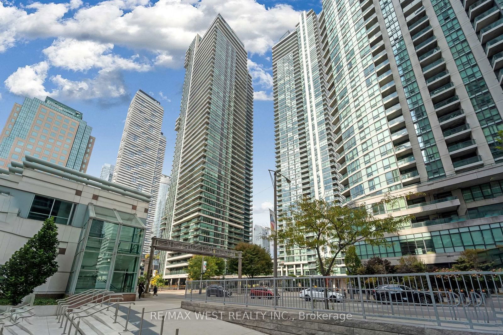 33 Bay St E, unit 2305 for rent