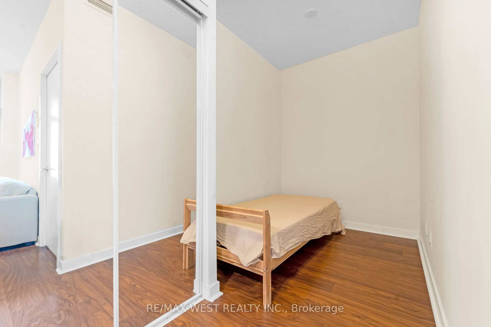 33 Bay St E, unit 2305 for rent