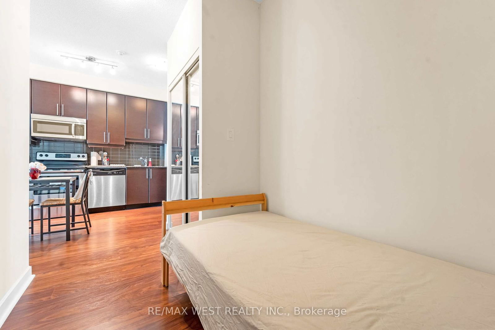 33 Bay St E, unit 2305 for rent