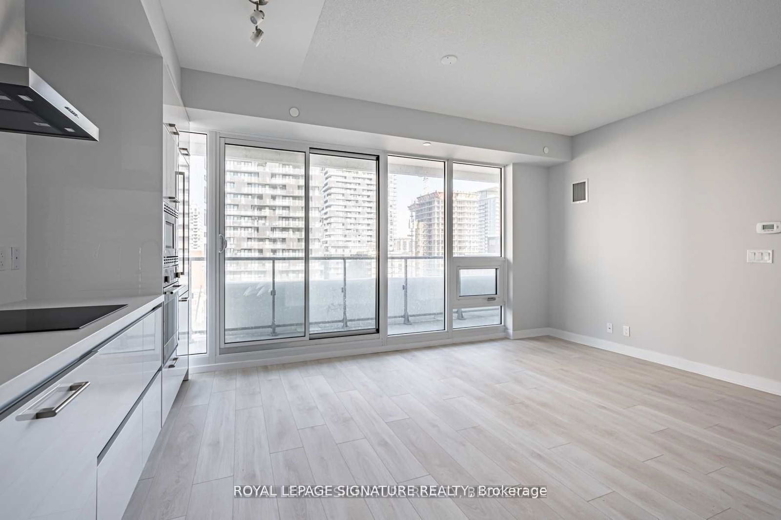 2221 Yonge St, unit 2711 for rent