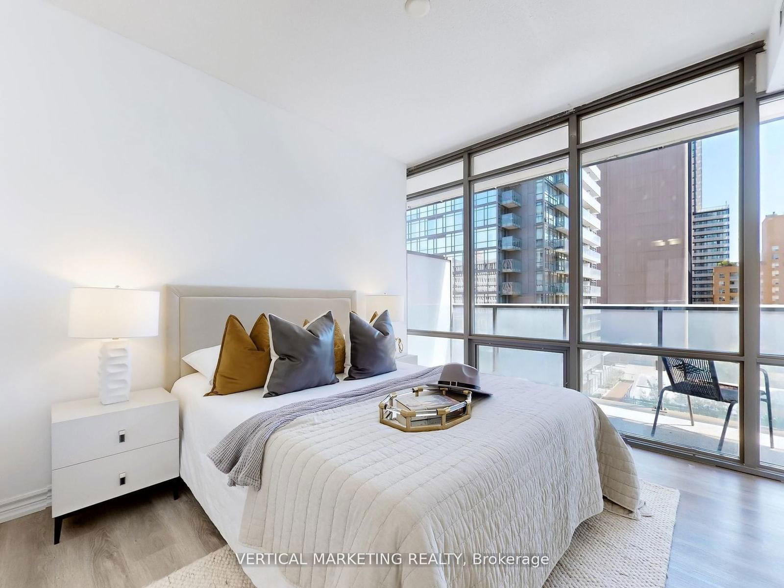 832 Bay St, unit 708 for sale