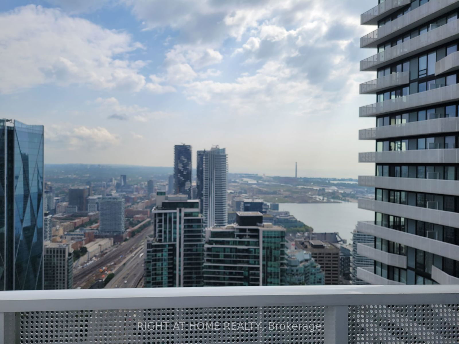 100 Harbour St, unit 6504 for rent