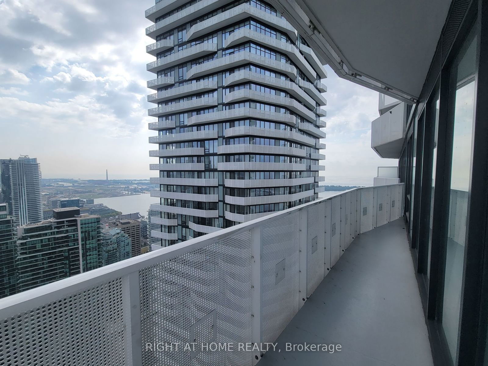 100 Harbour St, unit 6504 for rent