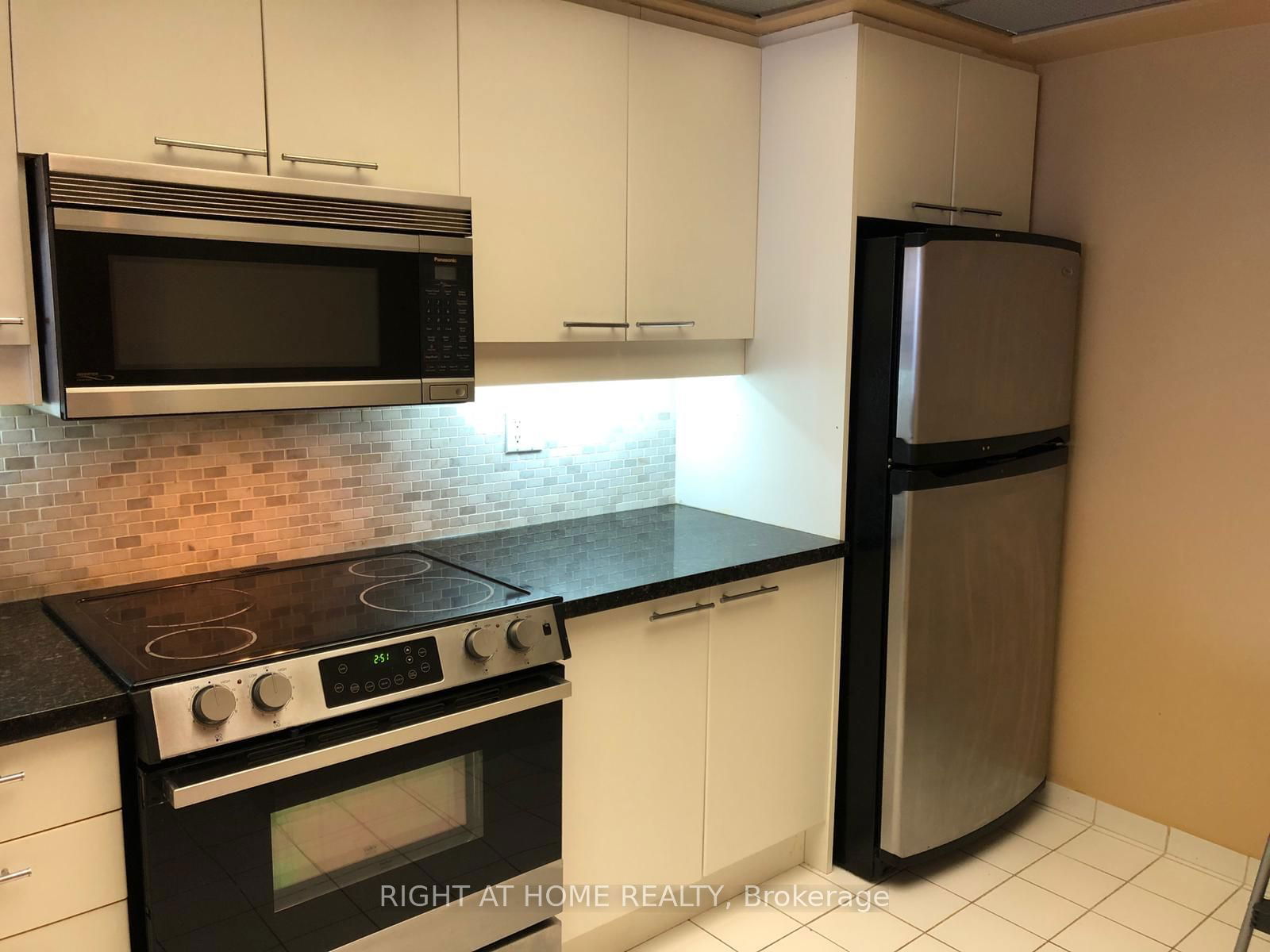 18 Hollywood Ave, unit Ph106 for rent - image #6