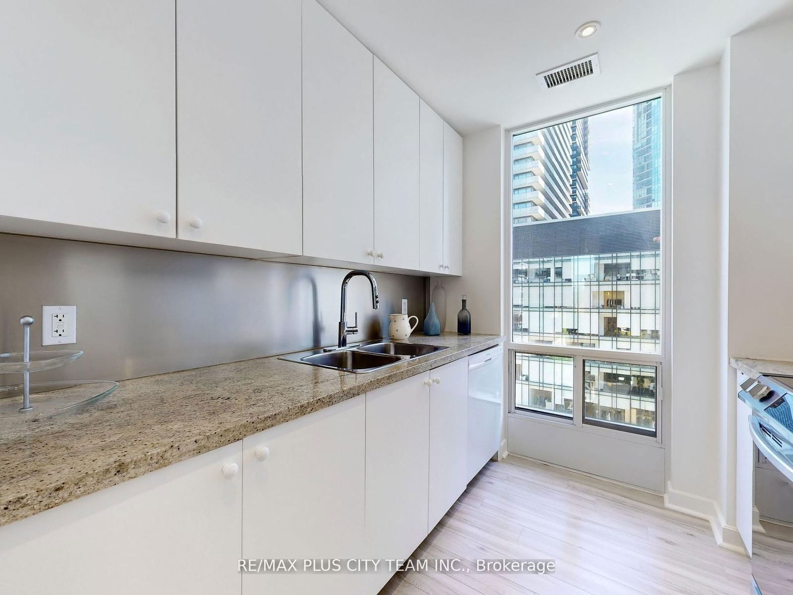 85 Bloor St E, unit 910 for sale - image #3