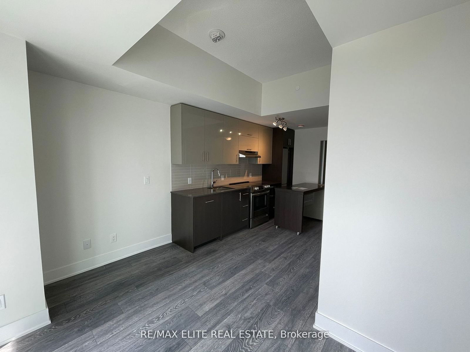 188 Fairview Mall Dr, unit 805 for rent