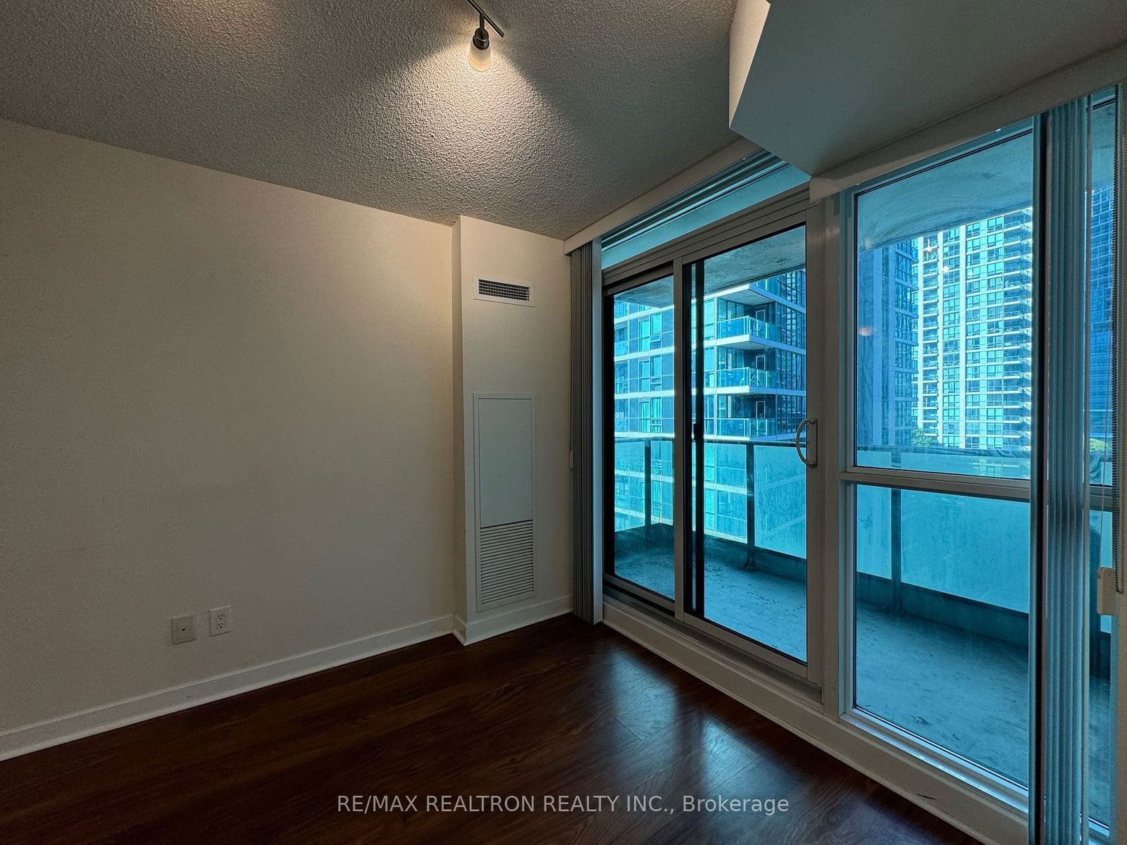 33 Bay St, unit 805 for sale