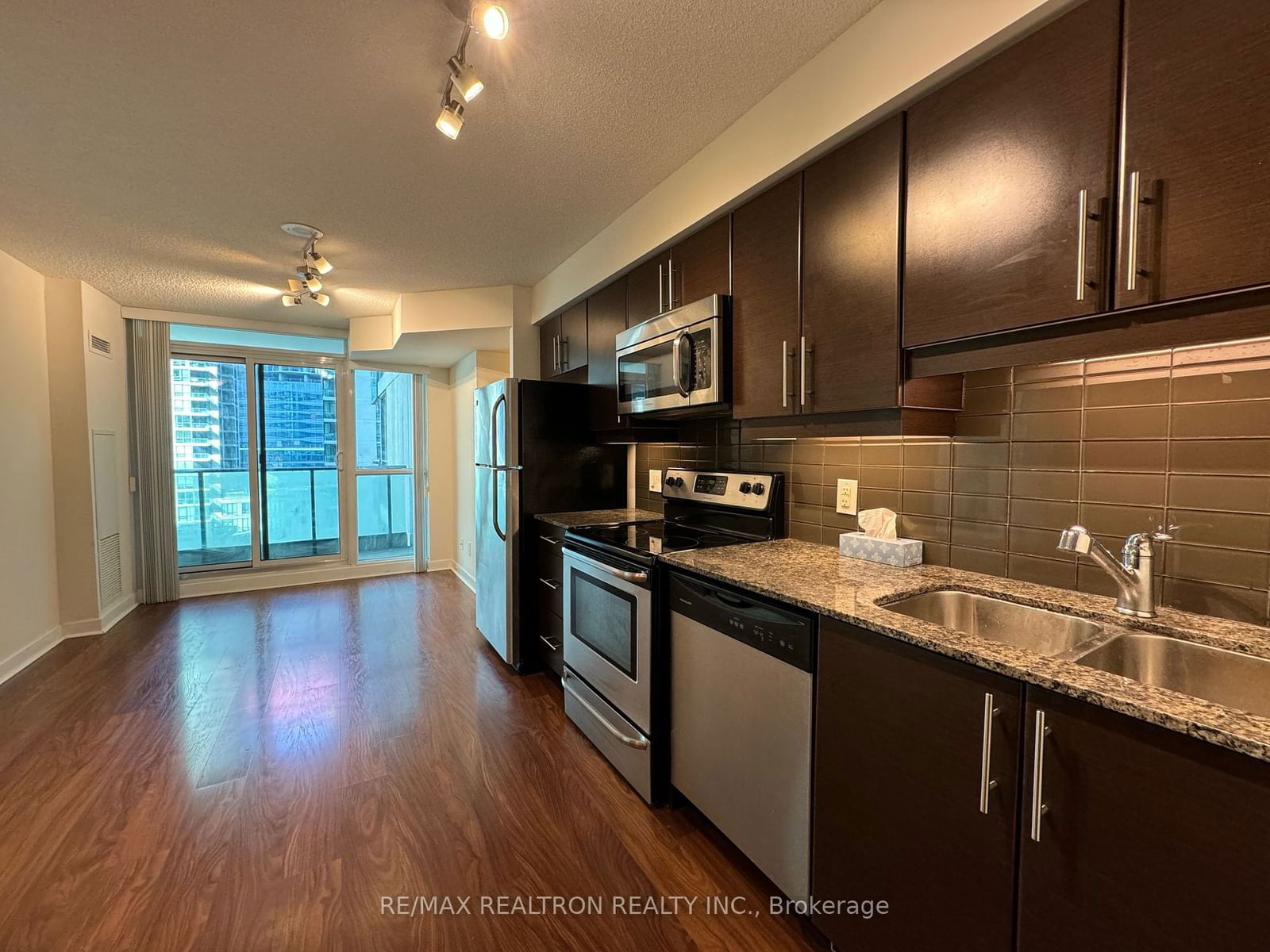 33 Bay St, unit 805 for sale