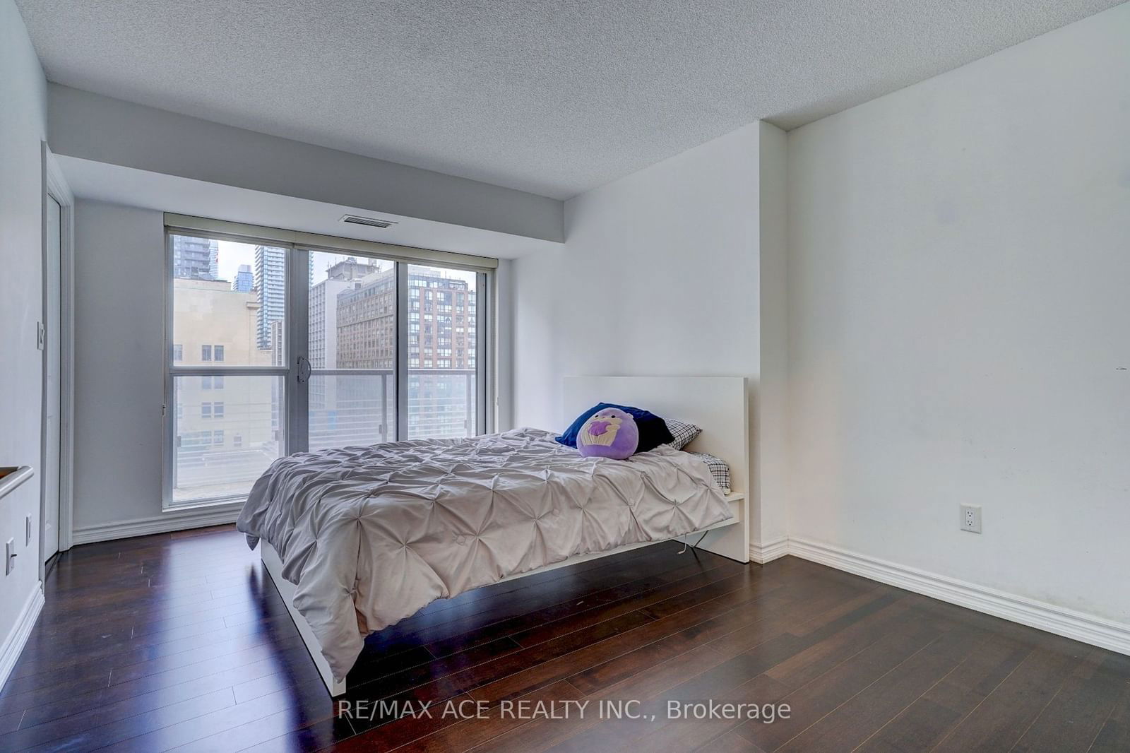 386 Yonge St, unit 702. for sale