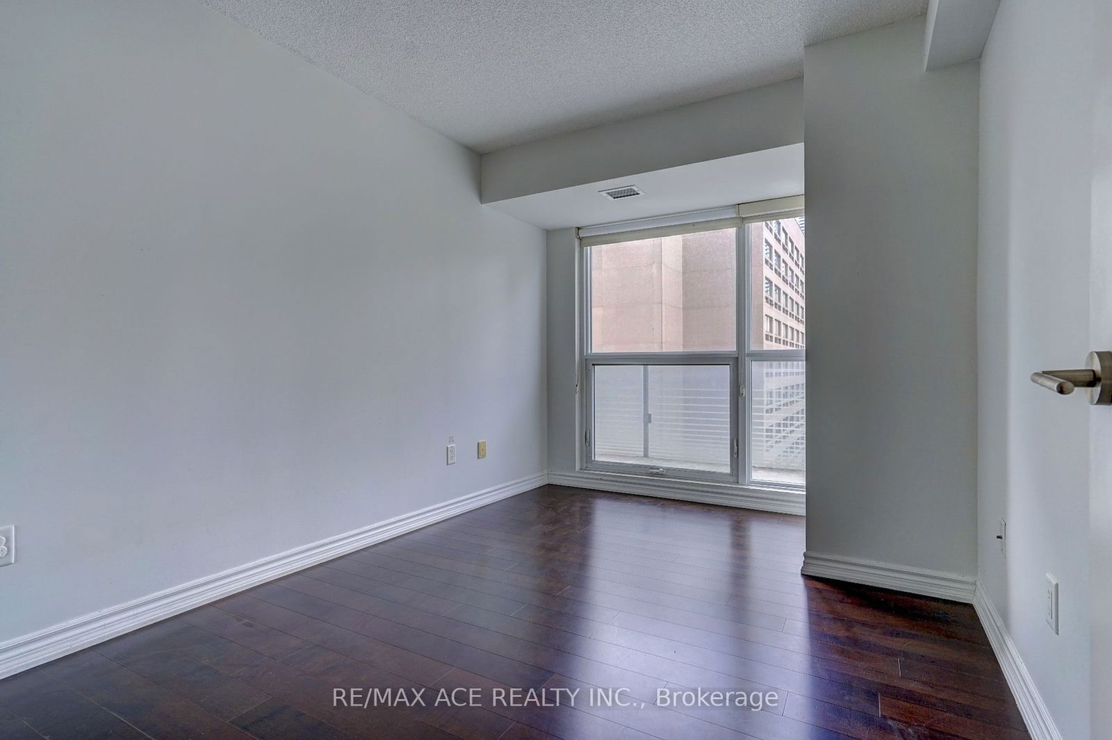 386 Yonge St, unit 702. for sale